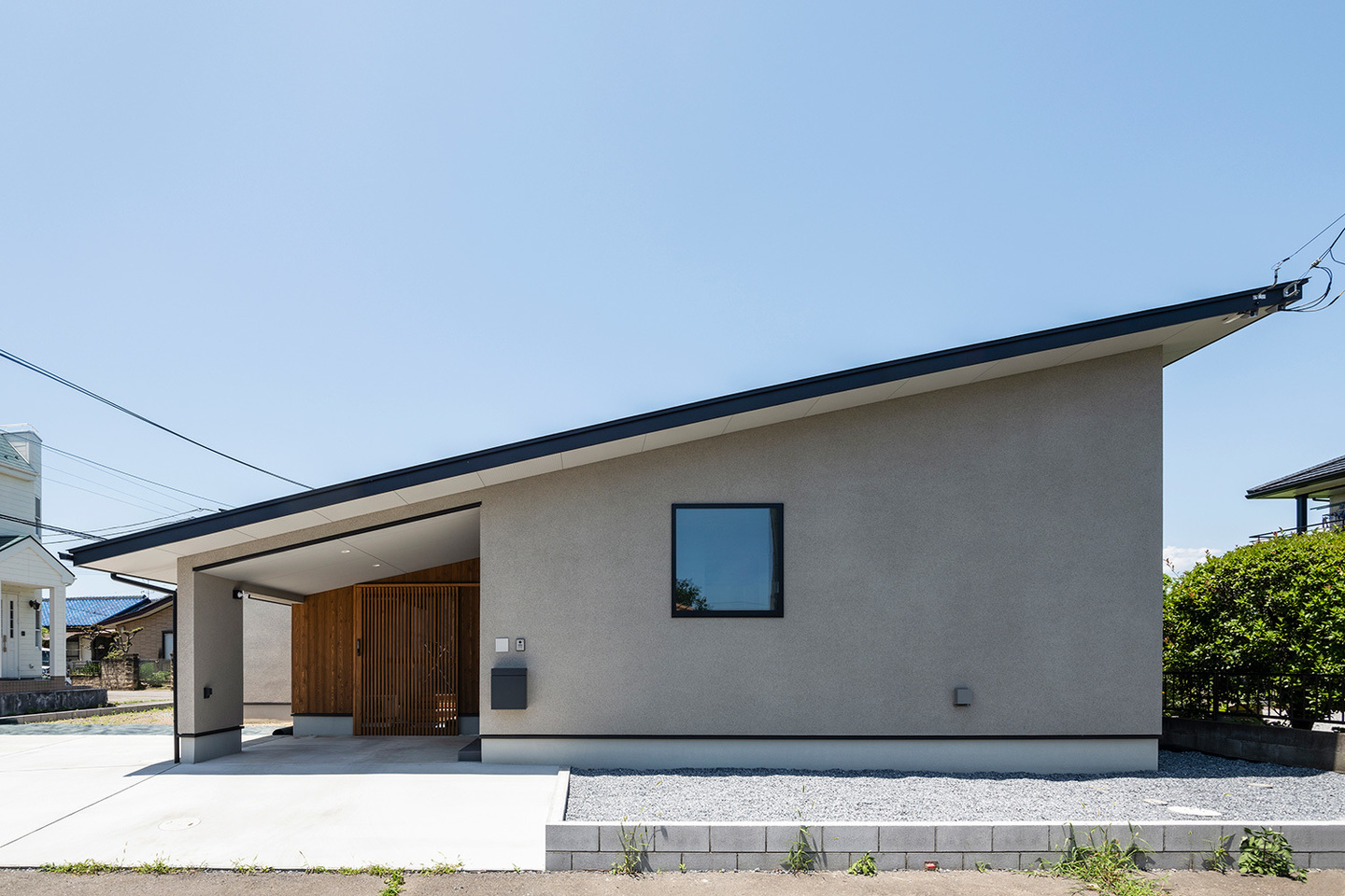 視線に配慮したロの字の平屋の家