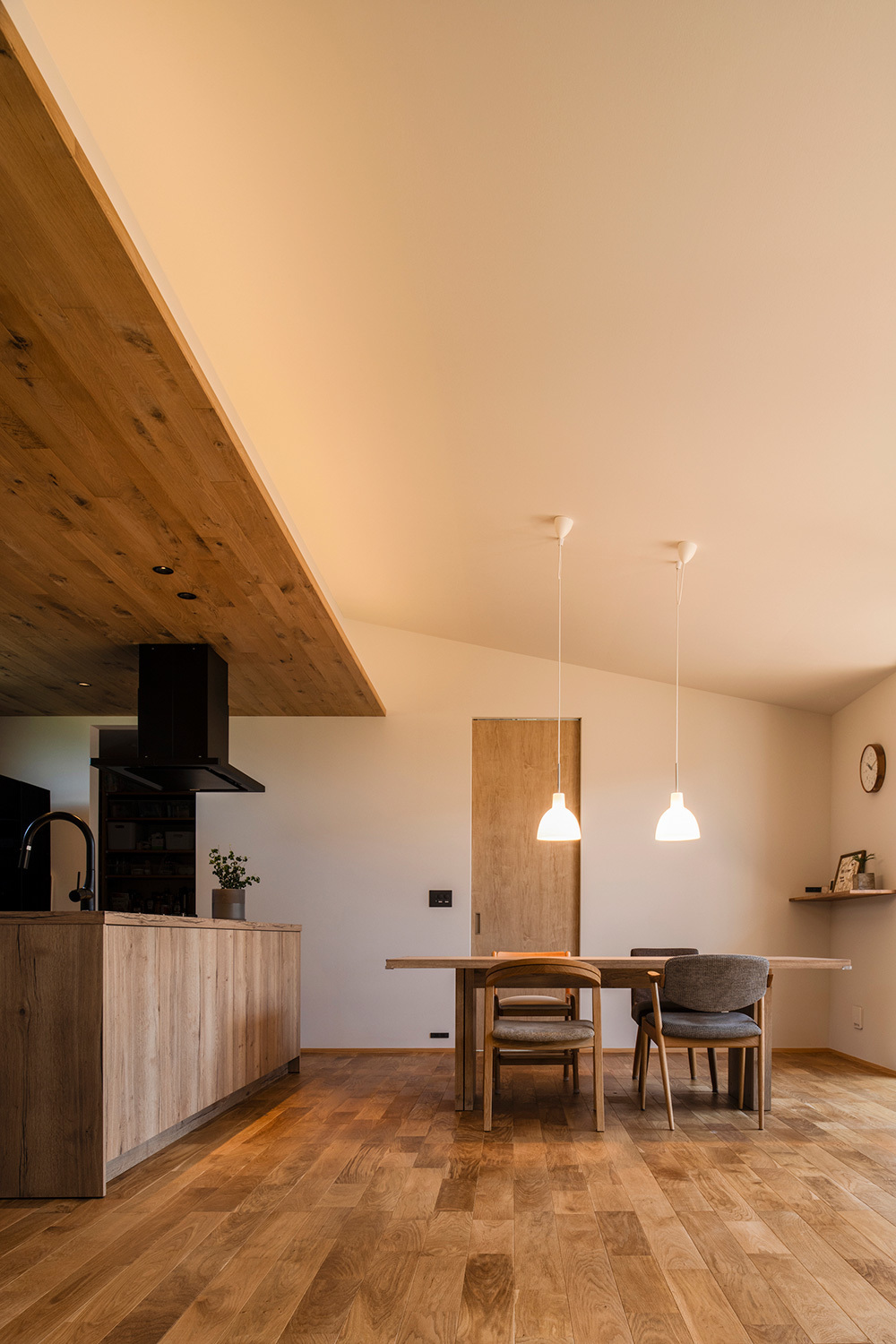 視線に配慮したロの字の平屋の家