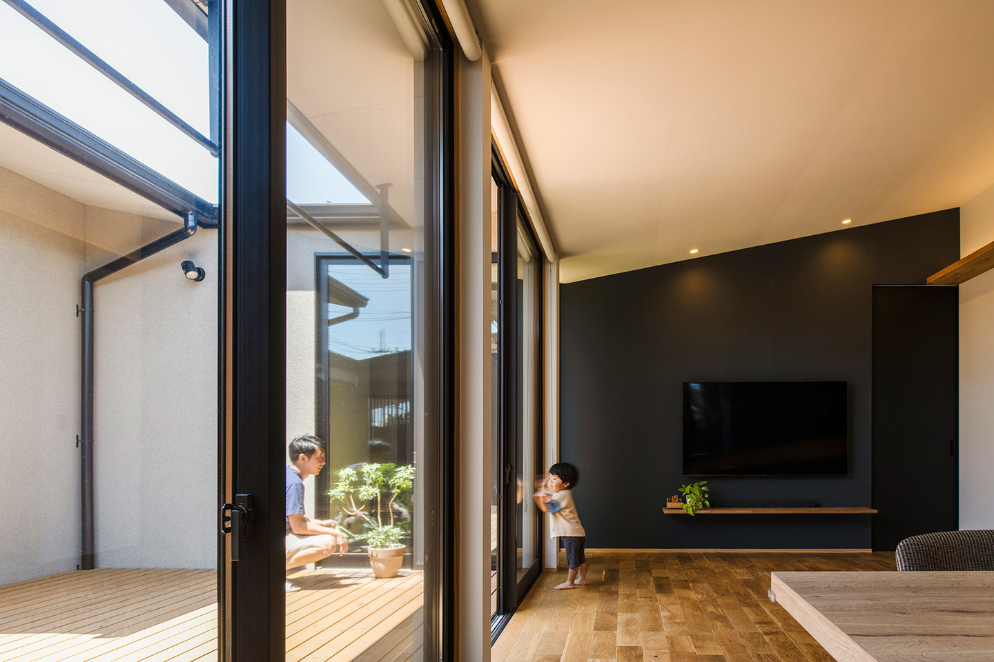 視線に配慮したロの字の平屋の家