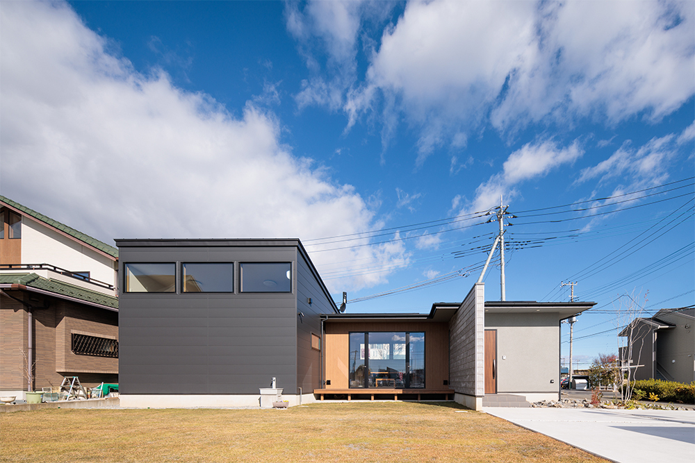 秘密基地と2つの中庭のある平屋の家