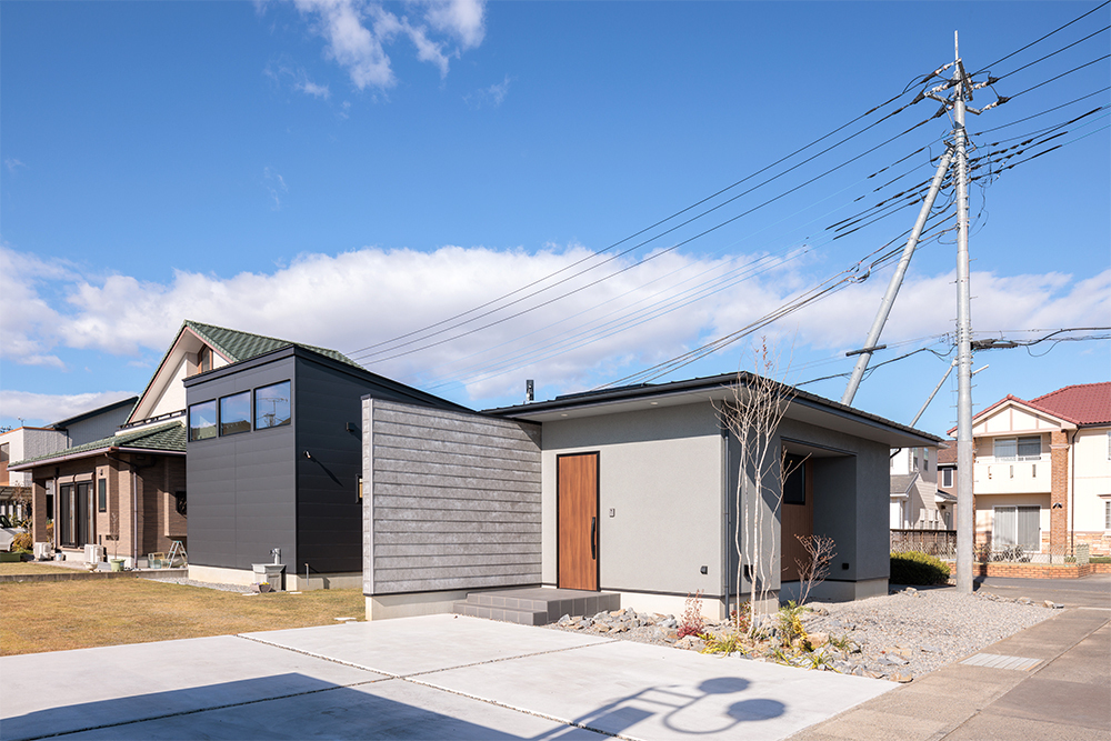秘密基地と2つの中庭のある平屋の家