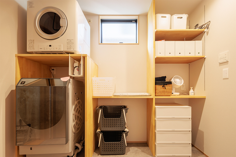 秘密基地と2つの中庭のある平屋の家