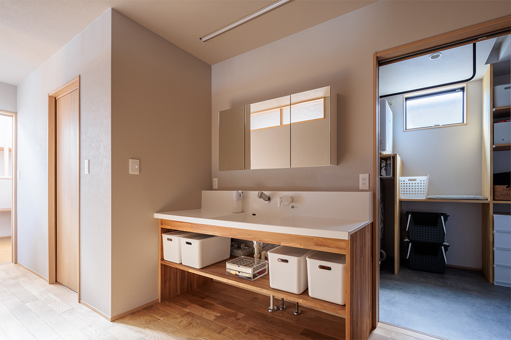 秘密基地と2つの中庭のある平屋の家