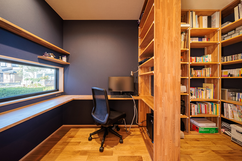 秘密基地と2つの中庭のある平屋の家