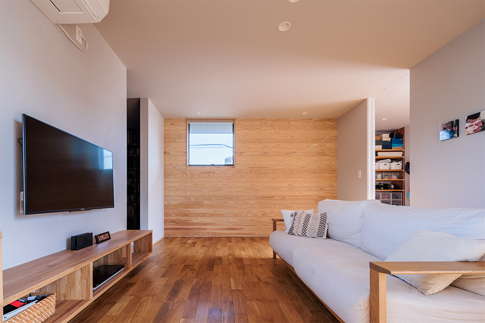 秘密基地と2つの中庭のある平屋の家