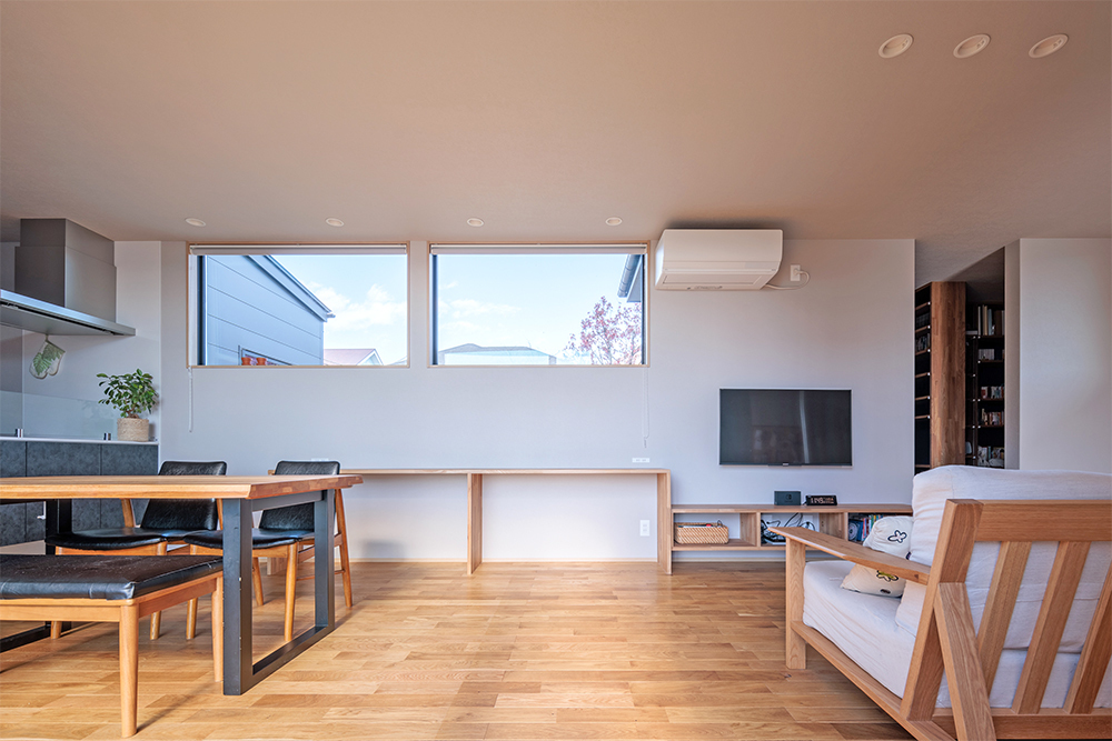 秘密基地と2つの中庭のある平屋の家