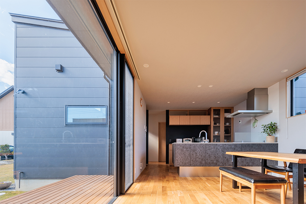 秘密基地と2つの中庭のある平屋の家