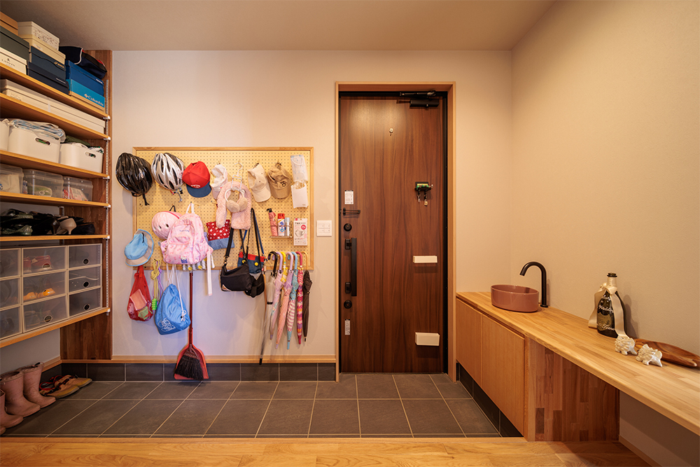 秘密基地と2つの中庭のある平屋の家