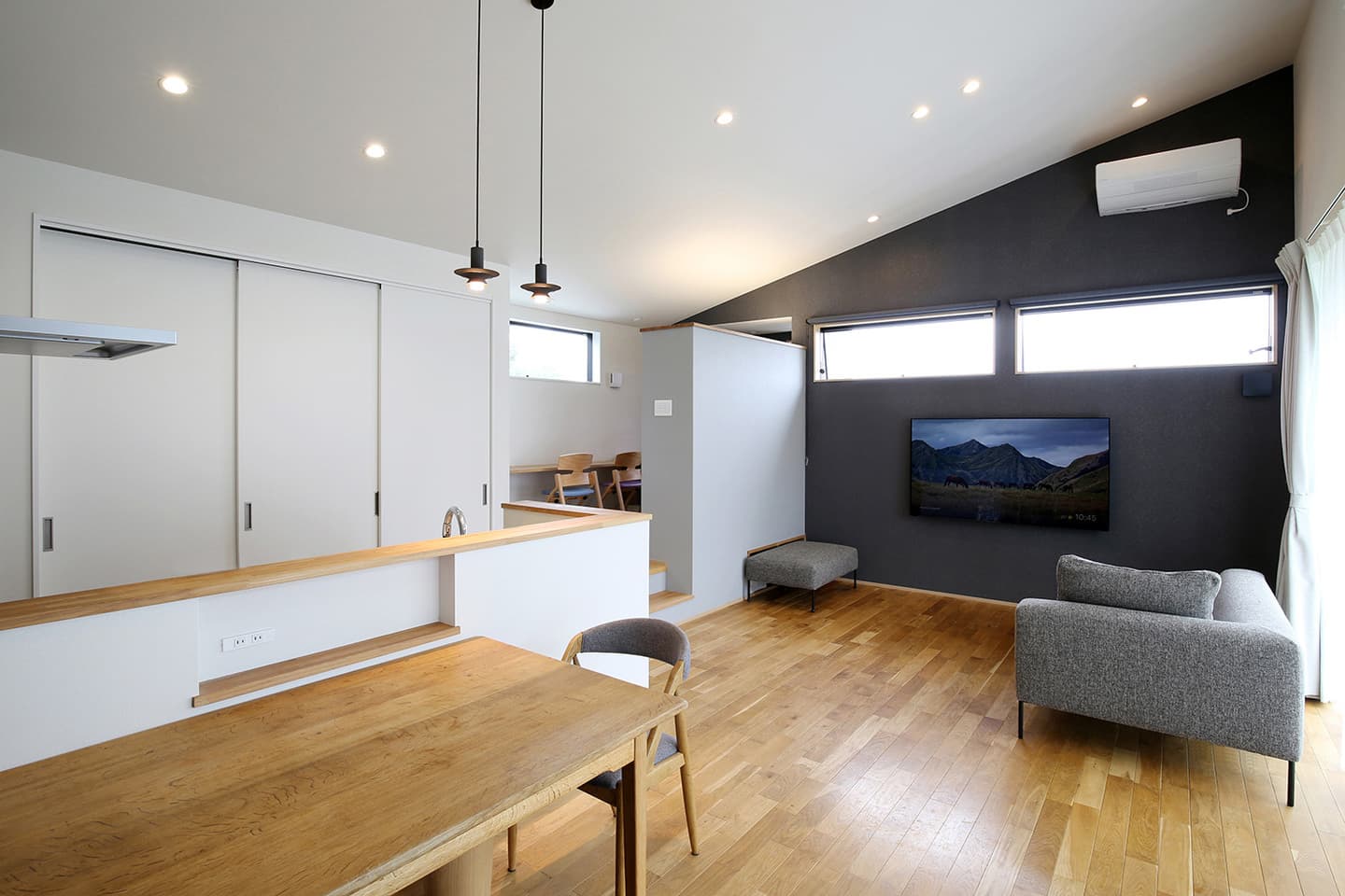 小上がりスタディースペースのあるコの字の家