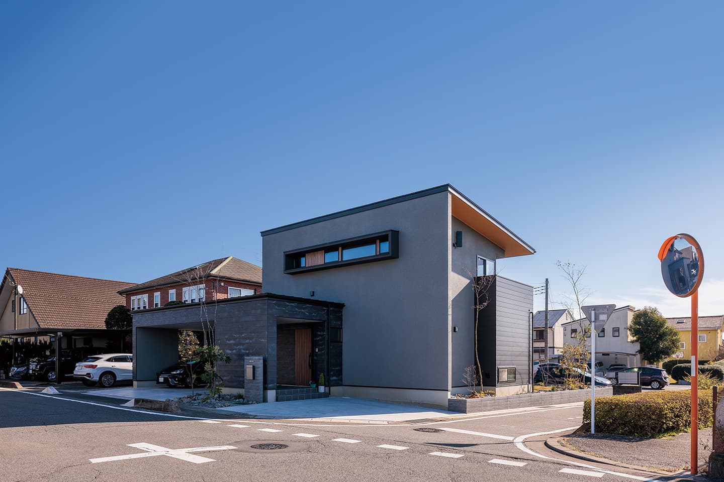 敷地条件を有効利用した中庭のあるコの字の家