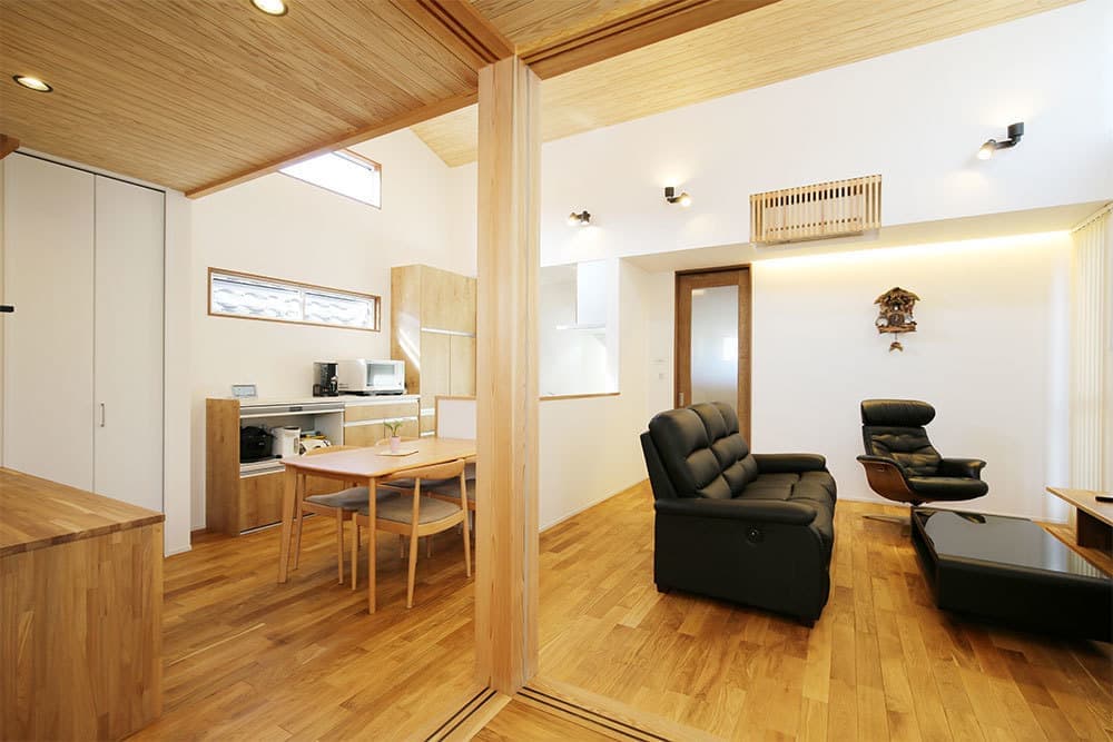 南北に長いビルトインガレージ付きの平屋