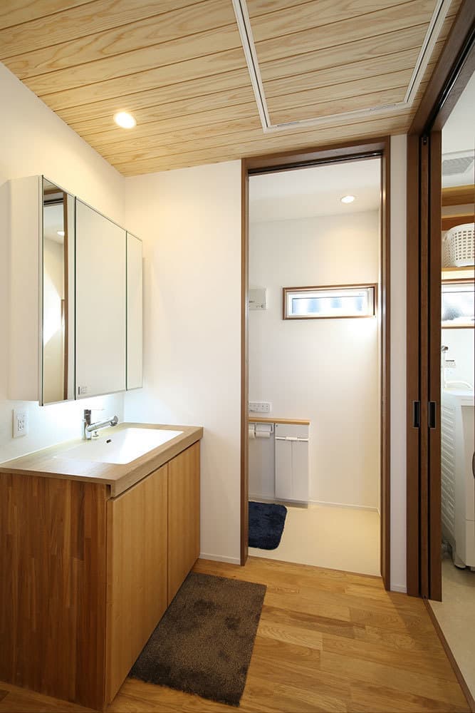 南北に長いビルトインガレージ付きの平屋