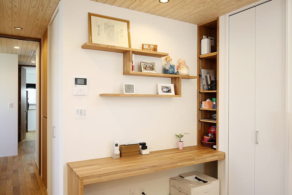 南北に長いビルトインガレージ付きの平屋