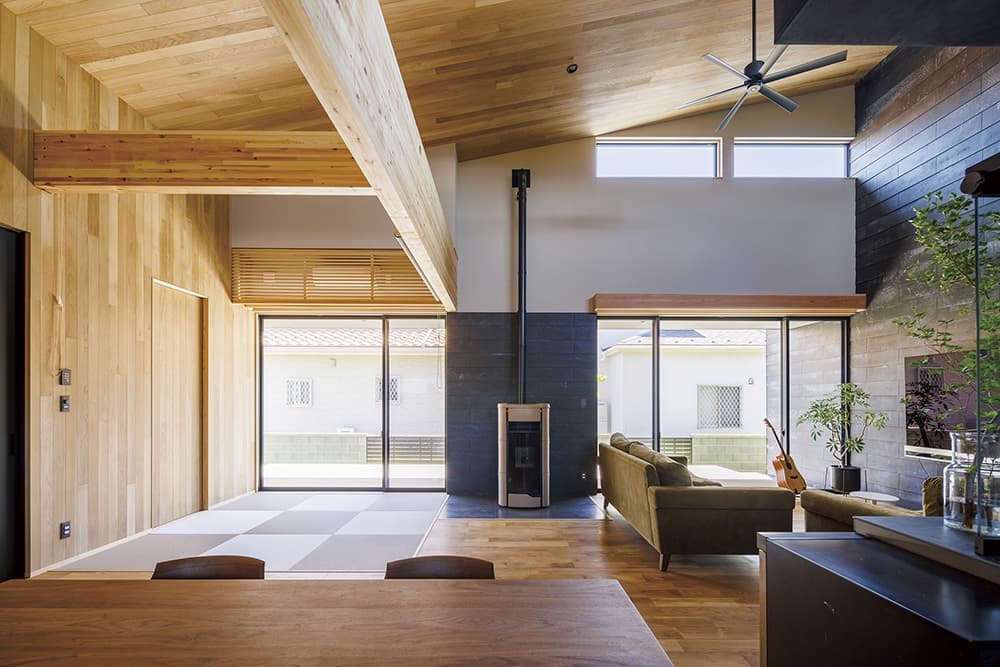 南北に長いビルトインガレージ付きの平屋