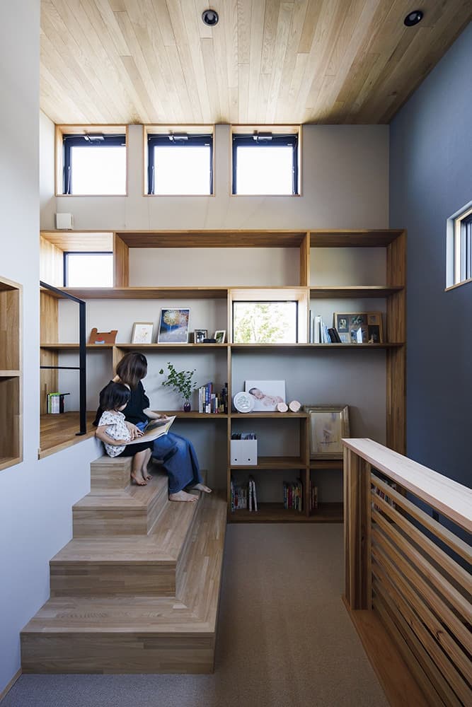 南北に長いビルトインガレージ付きの平屋