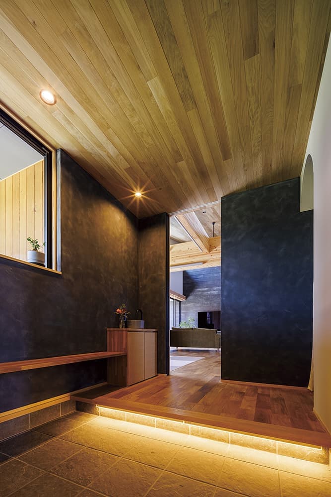 南北に長いビルトインガレージ付きの平屋