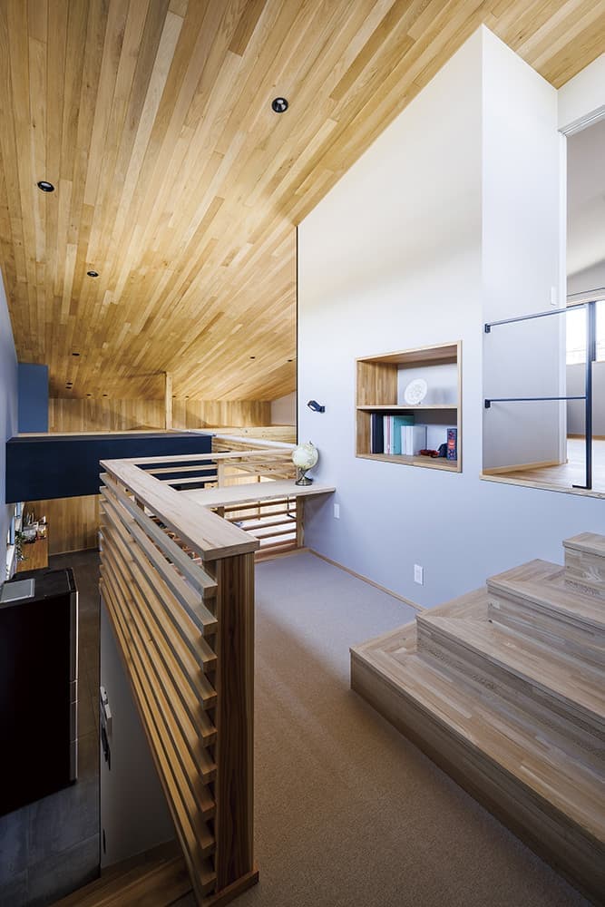 南北に長いビルトインガレージ付きの平屋