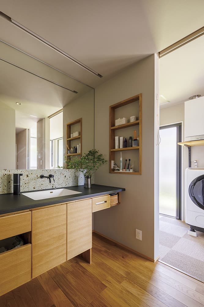 南北に長いビルトインガレージ付きの平屋