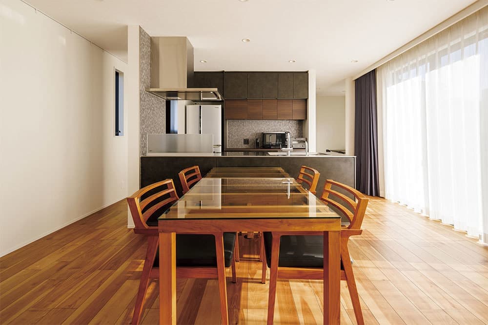 光を取込む横長の家