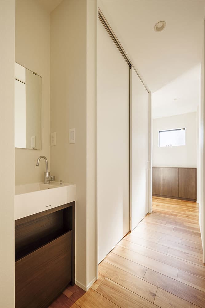 光を取込む横長の家