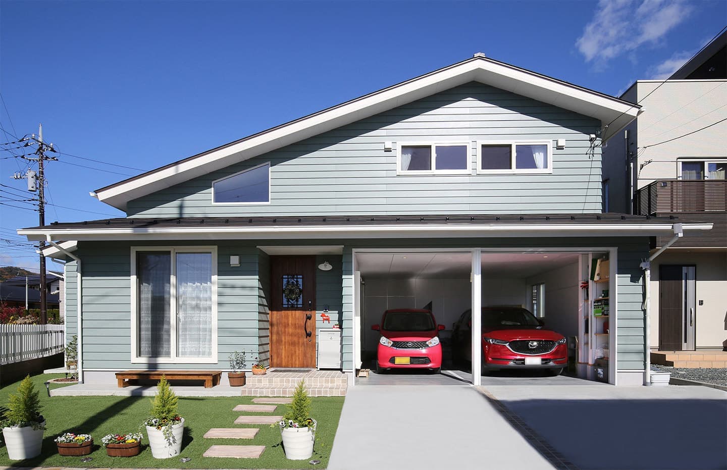 北米スタイルのガレージがある家