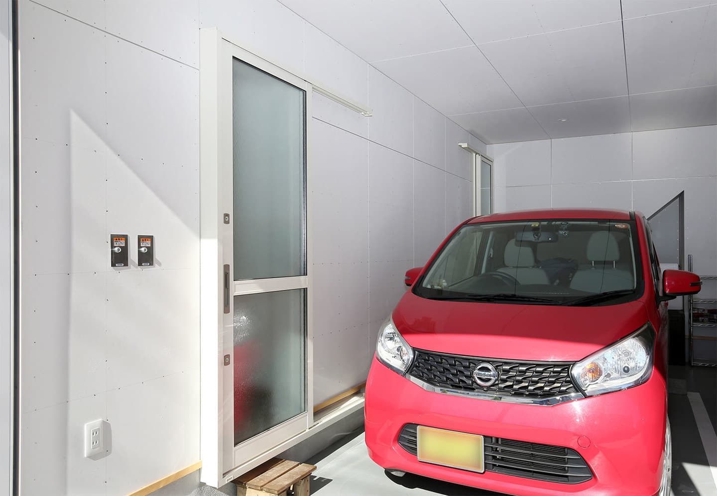 北米スタイルのガレージがある家