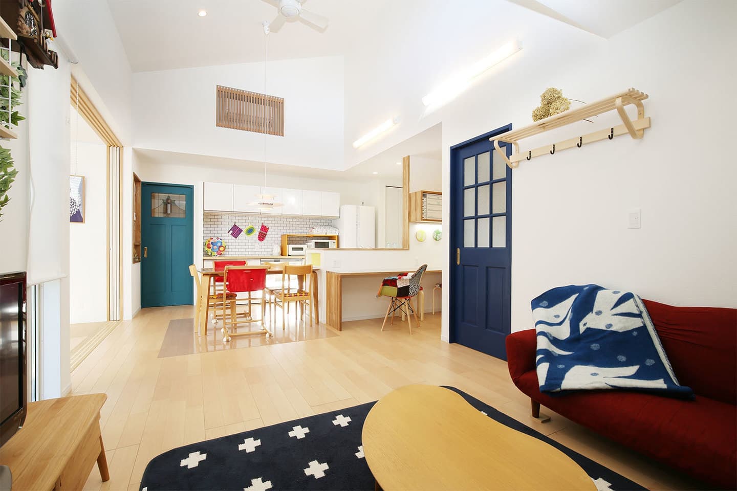 北米スタイルのガレージがある家