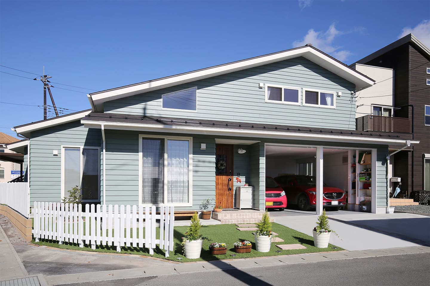 北米スタイルのガレージがある家