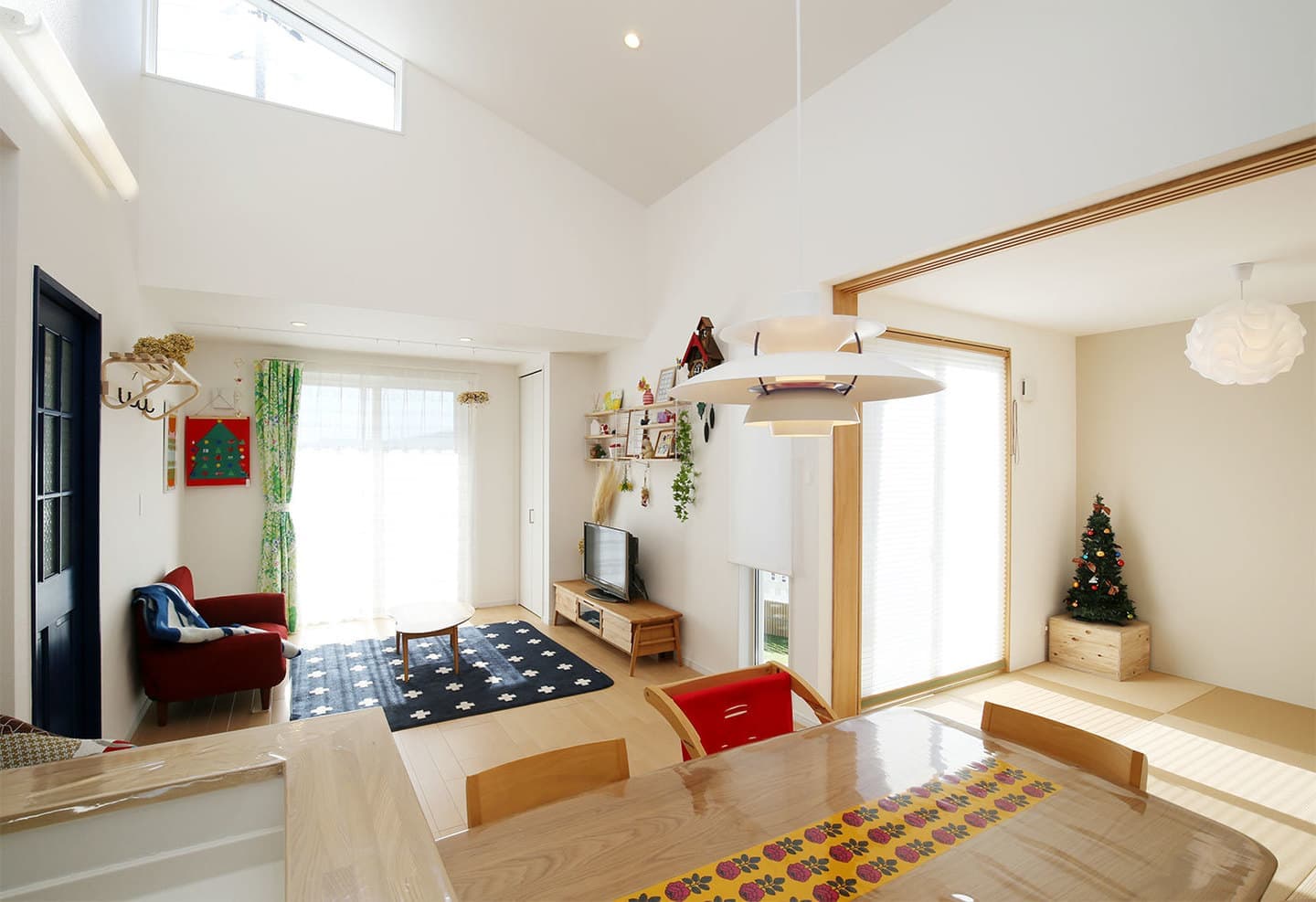 北米スタイルのガレージがある家