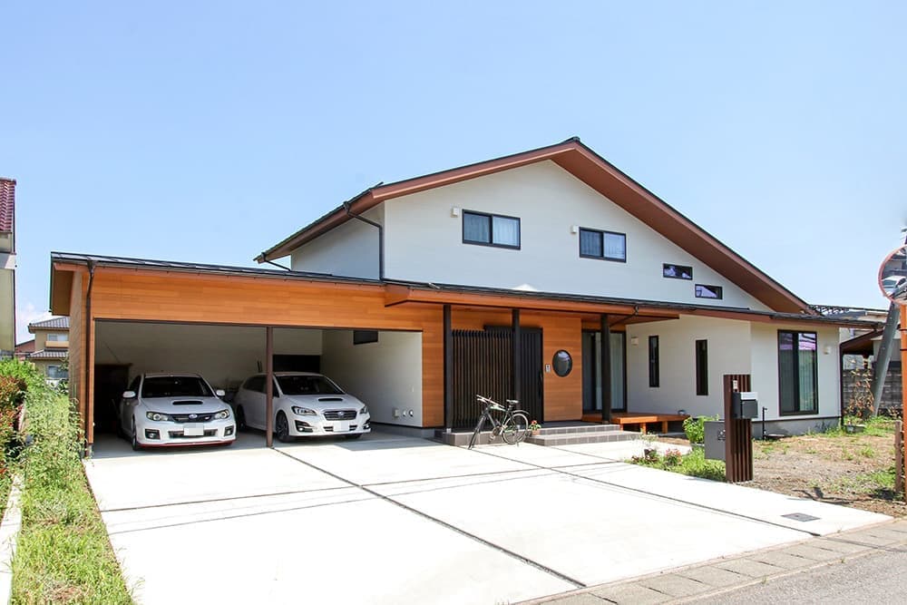 大きなガレージと和のインテリアを感じられる家