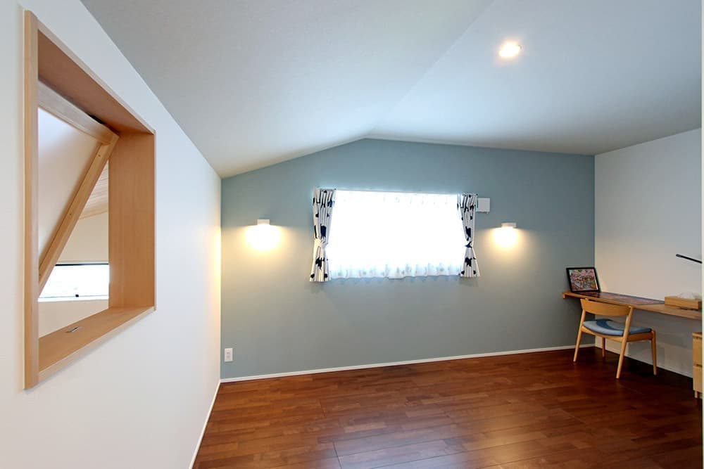 大きなガレージと和のインテリアを感じられる家