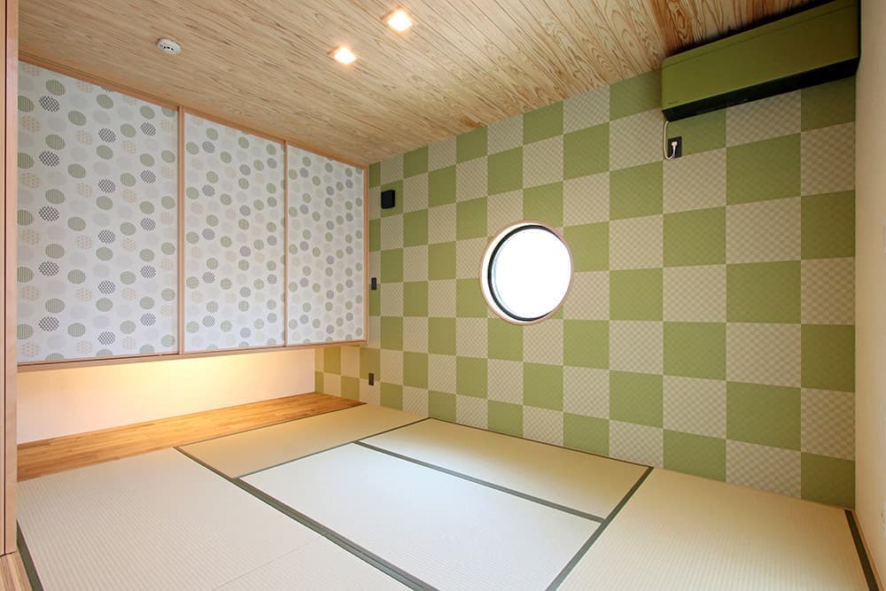 大きなガレージと和のインテリアを感じられる家