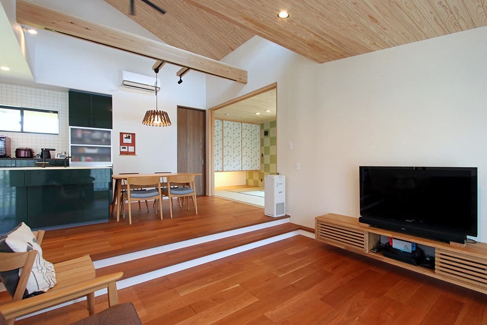 大きなガレージと和のインテリアを感じられる家