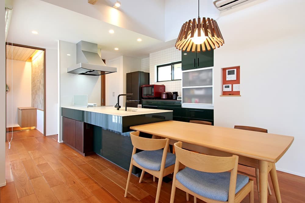 大きなガレージと和のインテリアを感じられる家