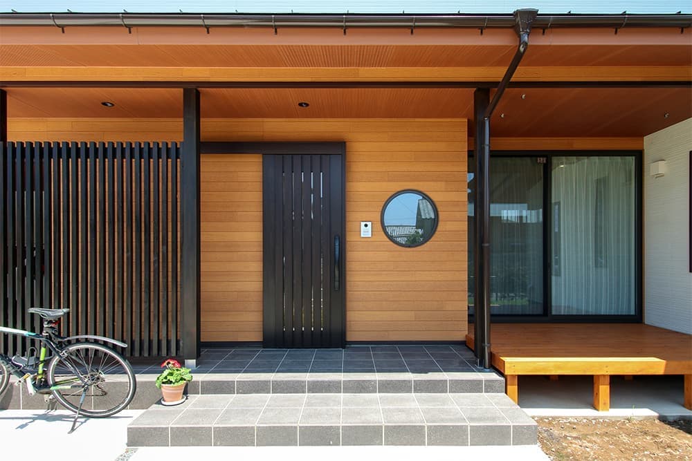 大きなガレージと和のインテリアを感じられる家