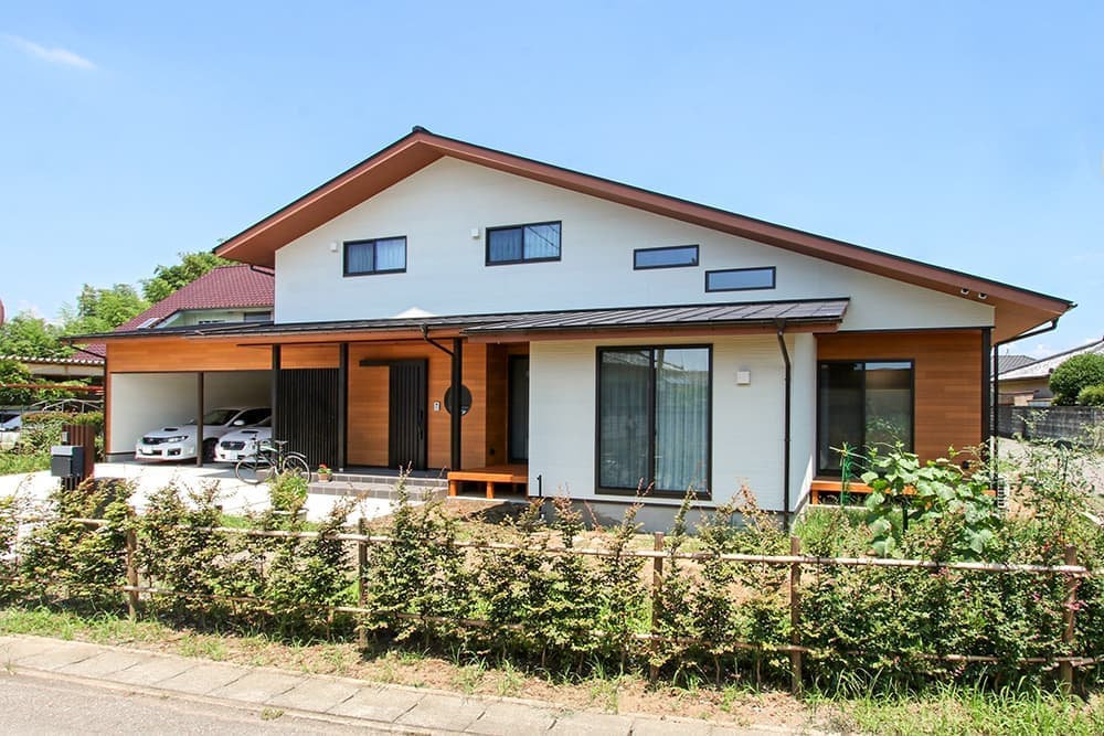 大きなガレージと和のインテリアを感じられる家