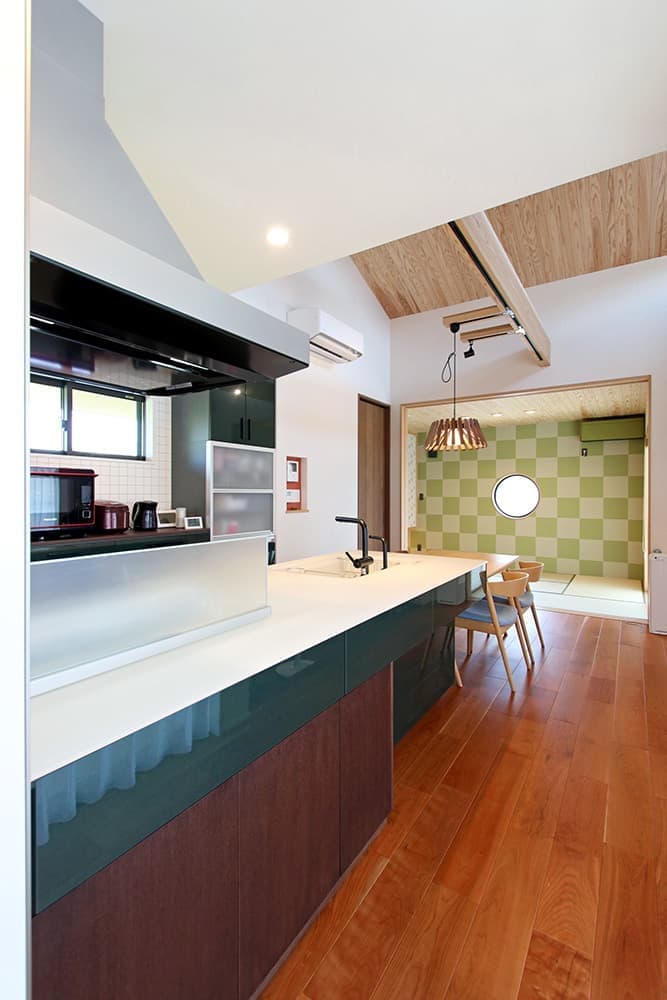 大きなガレージと和のインテリアを感じられる家