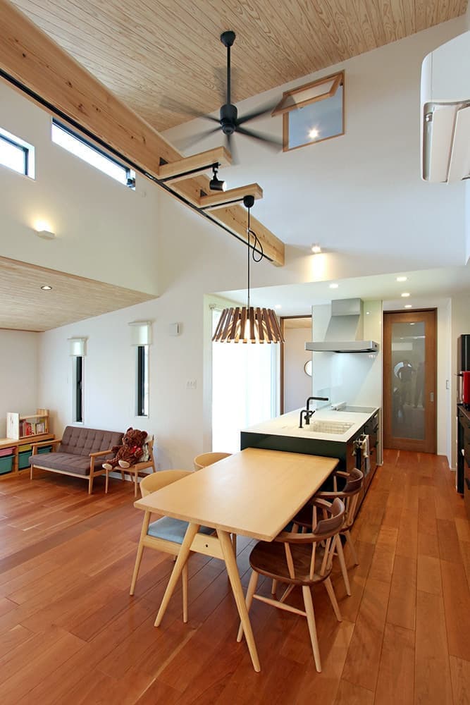 大きなガレージと和のインテリアを感じられる家