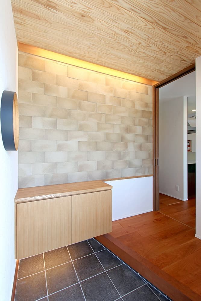 大きなガレージと和のインテリアを感じられる家