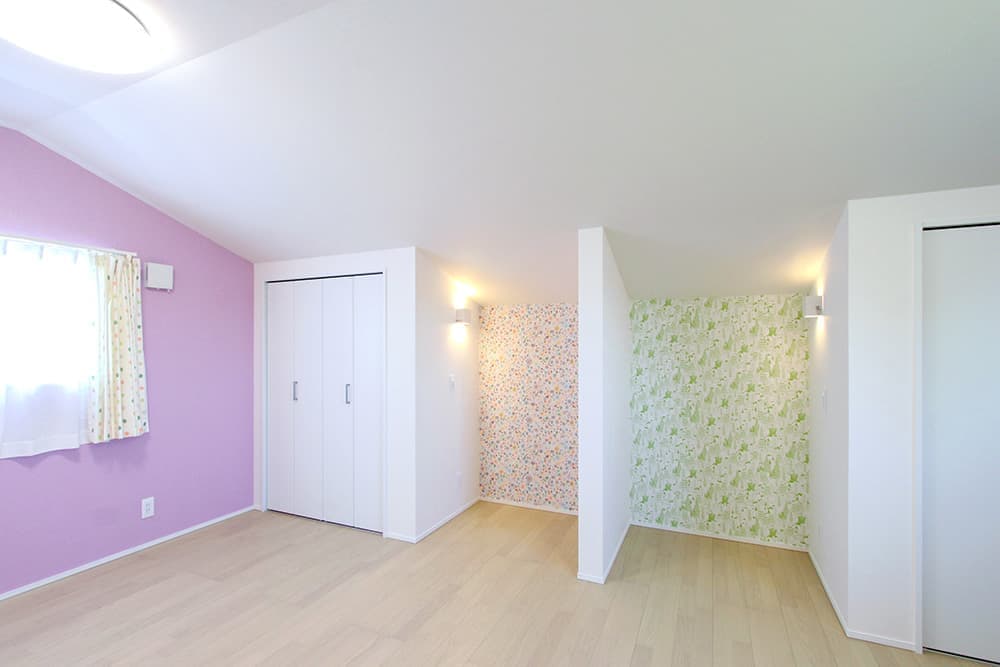 大きなガレージと和のインテリアを感じられる家