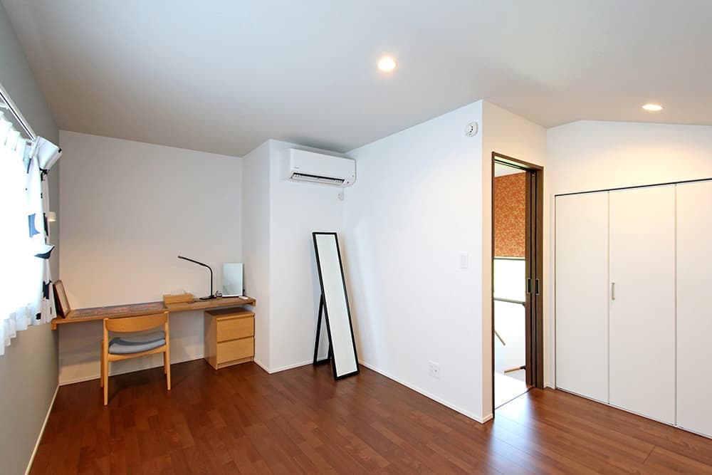 大きなガレージと和のインテリアを感じられる家