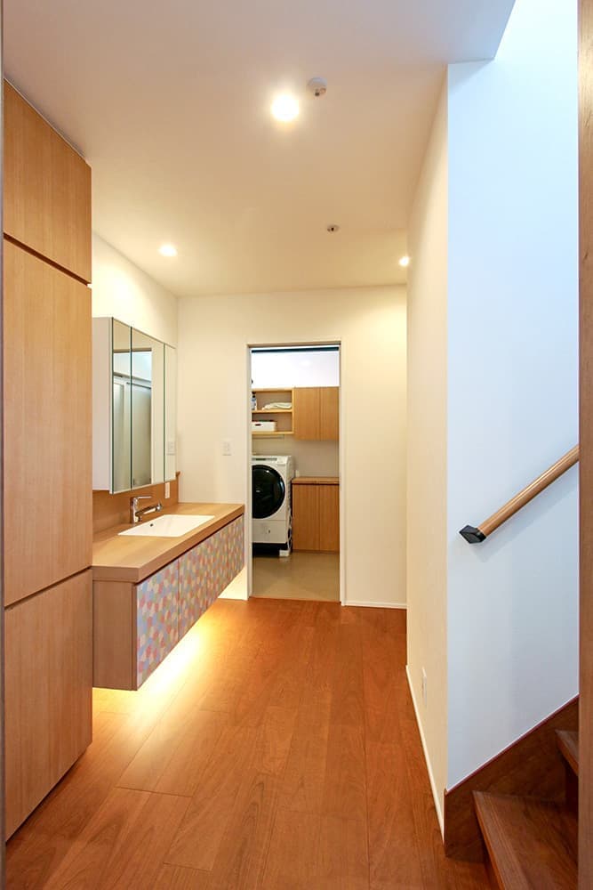 大きなガレージと和のインテリアを感じられる家