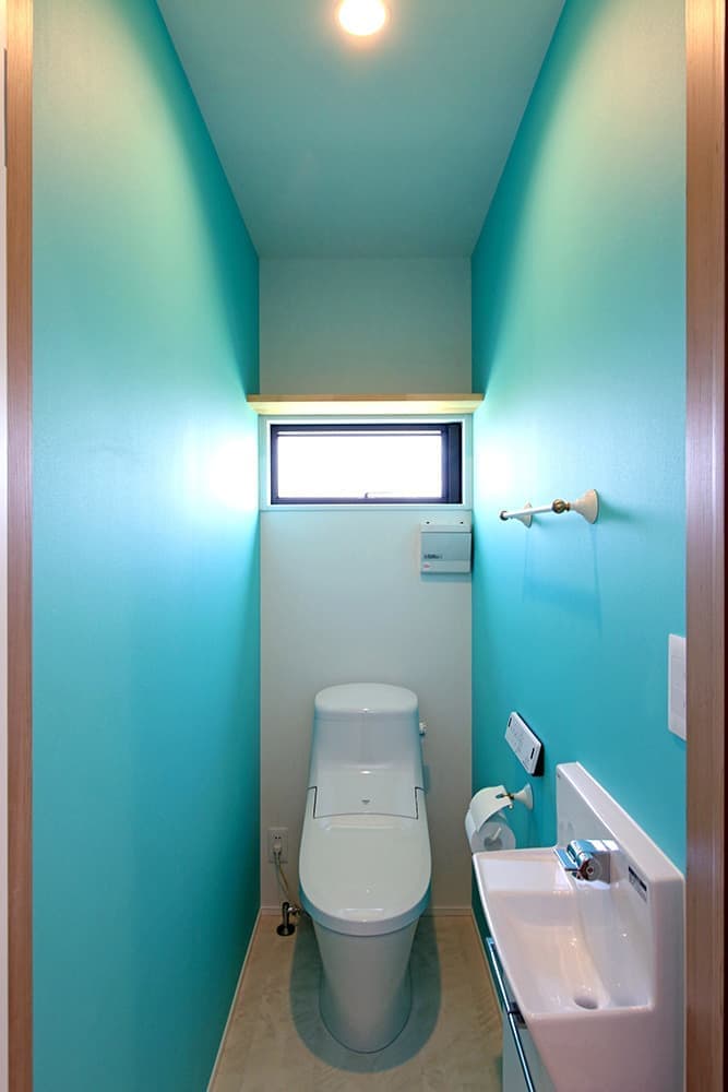 大きなガレージと和のインテリアを感じられる家