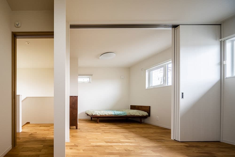 ガレージと趣味スペースがある和モダンな家