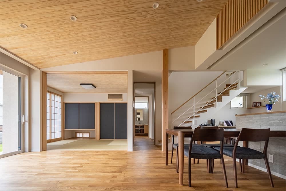 ガレージと趣味スペースがある和モダンな家