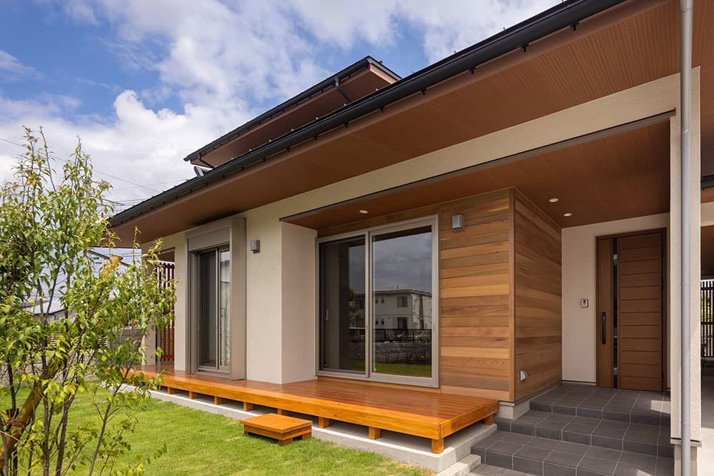 ガレージと趣味スペースがある和モダンな家