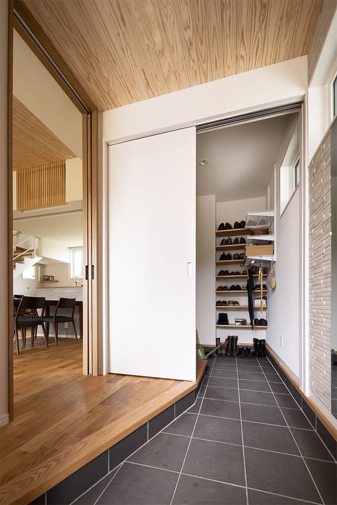 ガレージと趣味スペースがある和モダンな家