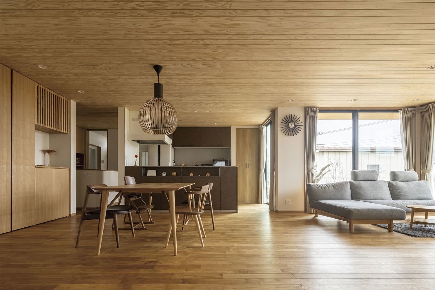 Ｌ型に大開口を配置した開放感と木の温もりのある家