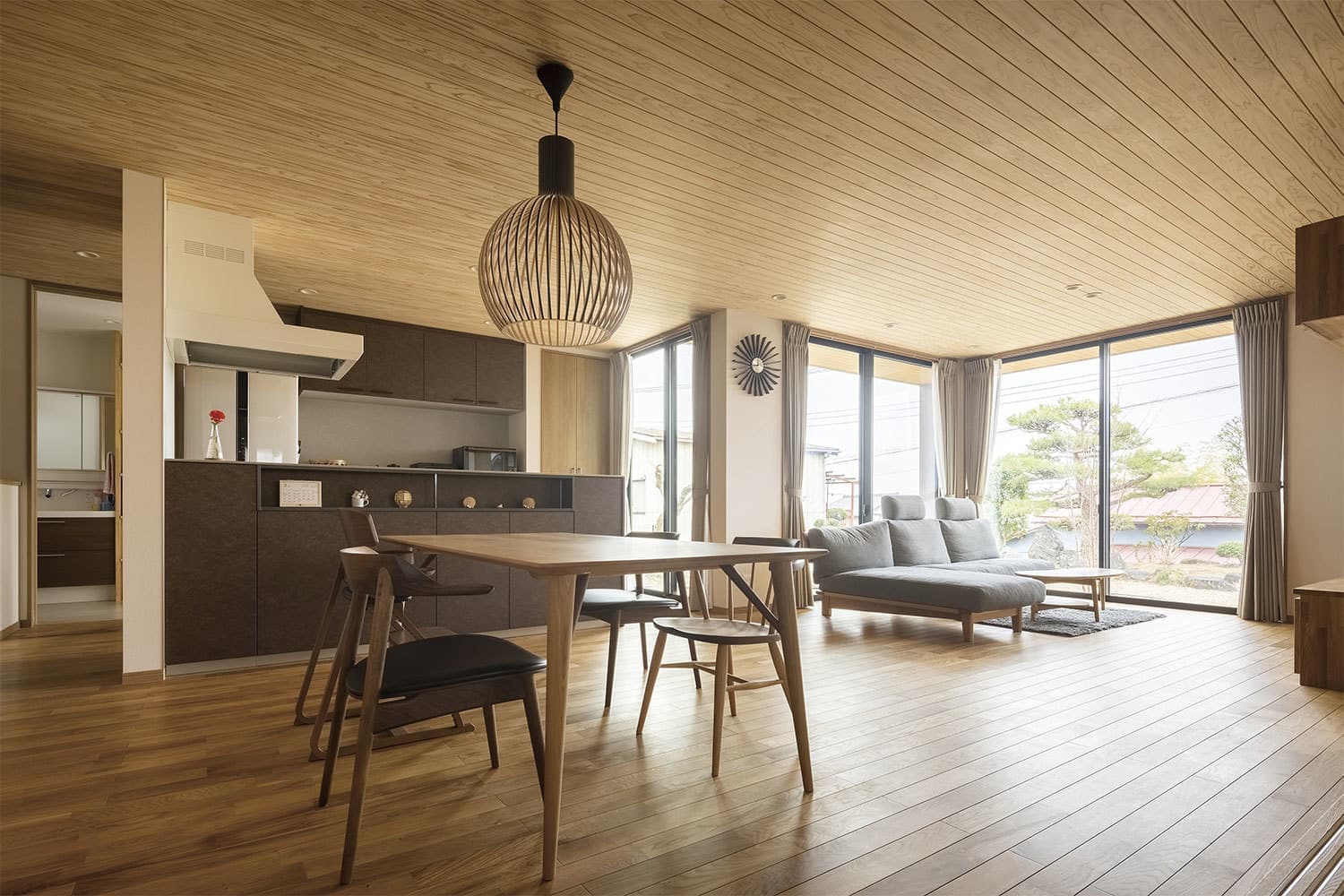 Ｌ型に大開口を配置した開放感と木の温もりのある家