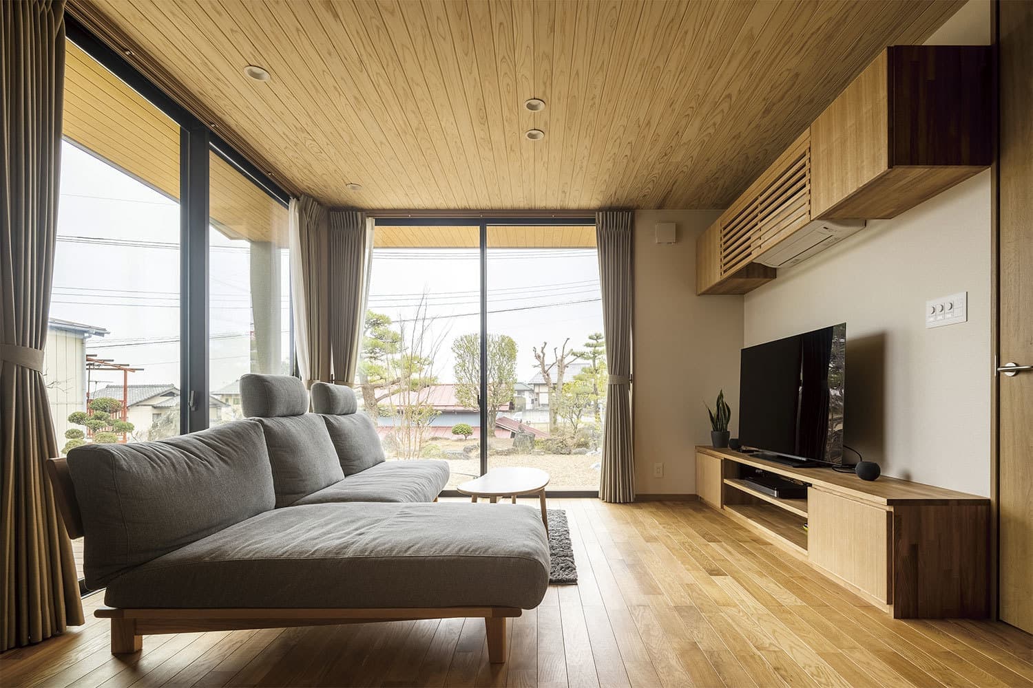 Ｌ型に大開口を配置した開放感と木の温もりのある家